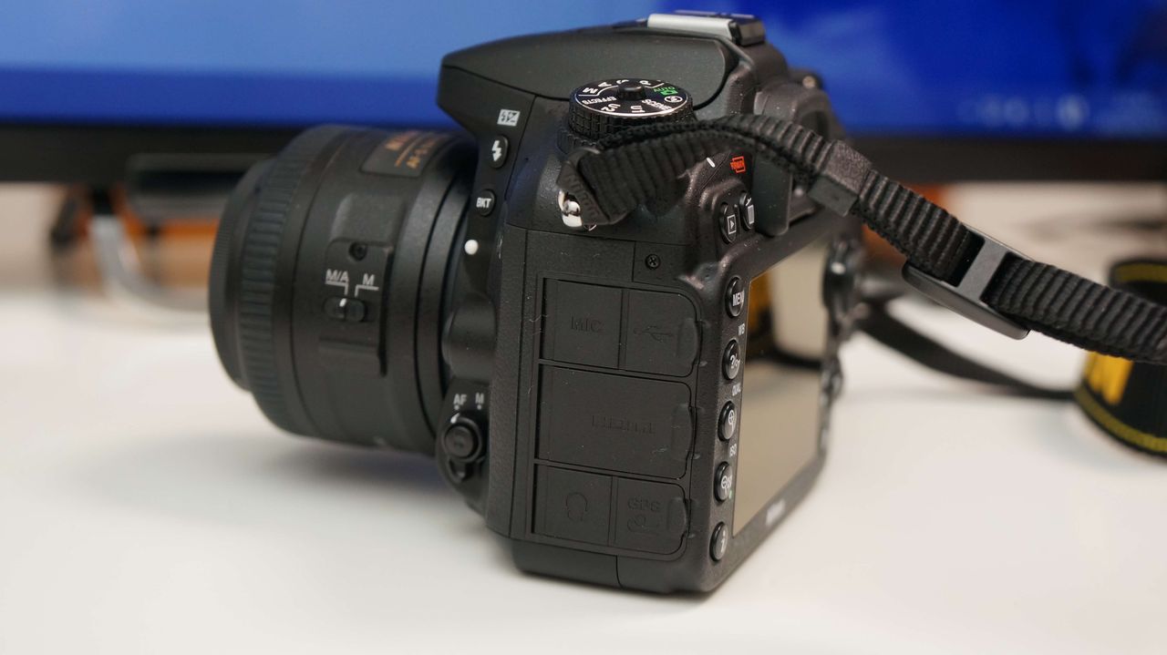 ★Nikon D7100★キャンプ・海・山に行くなら！★本格派の名機★スマホ転送 スマホ転送OK☆Nikon D7100 ダブルセット☆高速AFの一眼レフカメラ