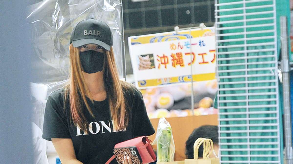 深田恭子 買い物客を釘付けにする黒マスク ミニスカ姿 Girls速報