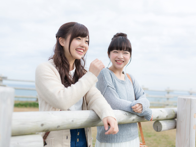 友人に悩みを打ち明ける女の子