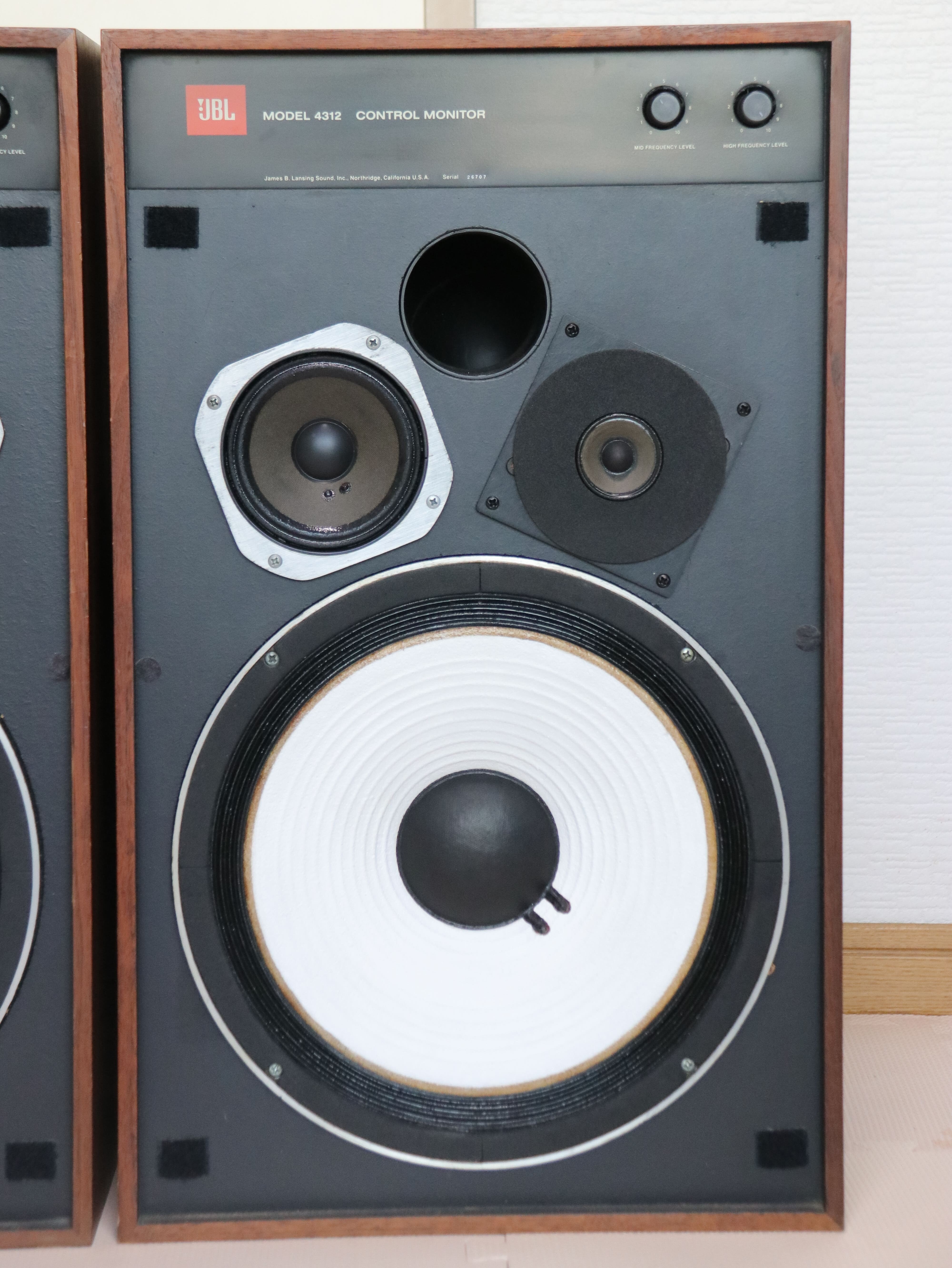 高品質，豊富な JBL 4312A スピーカーのペア。 美しい商品。 徹底した