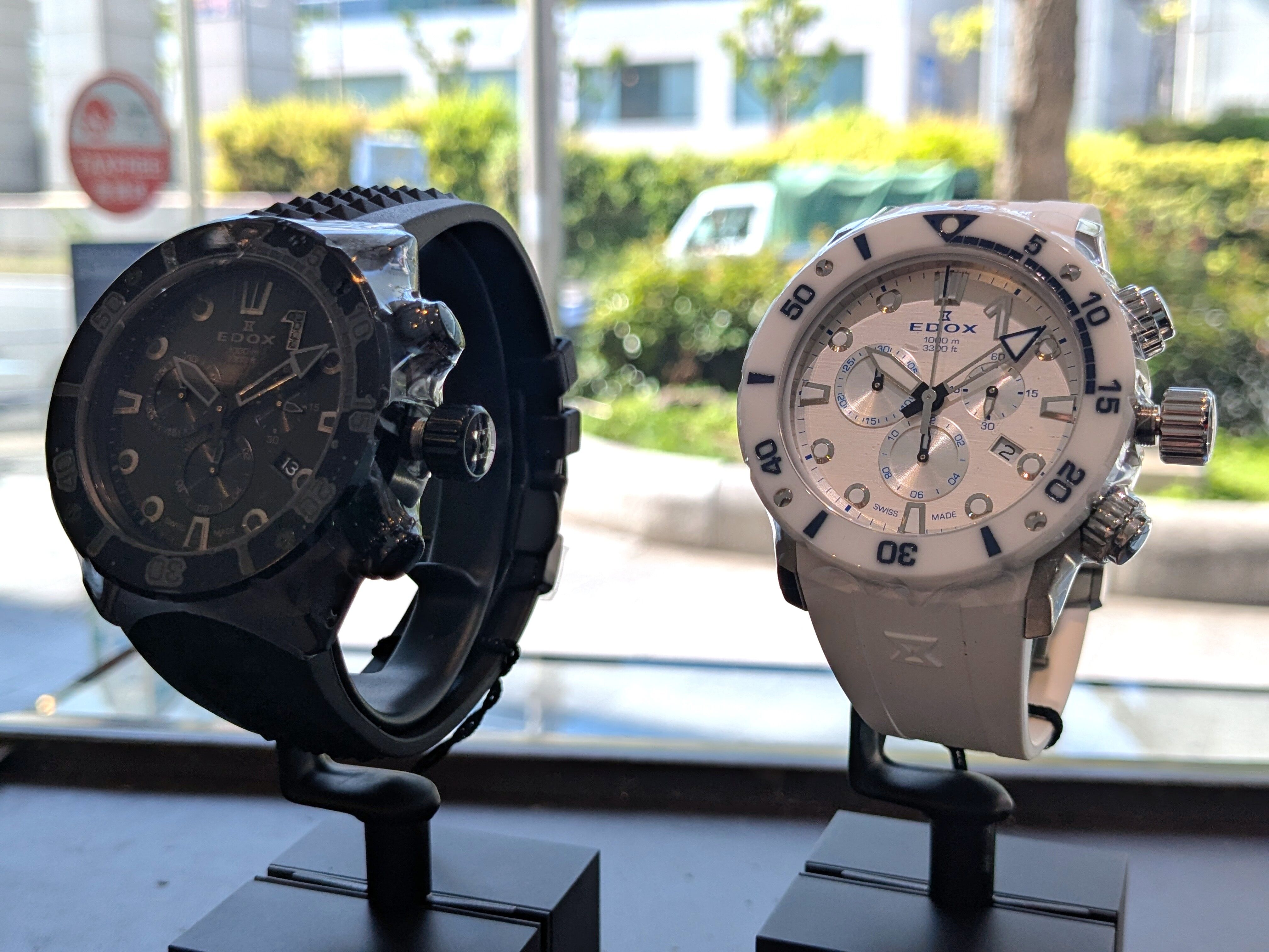 EDOX ホワイトラバーベルト スタッズデザイン クロノオフショア1