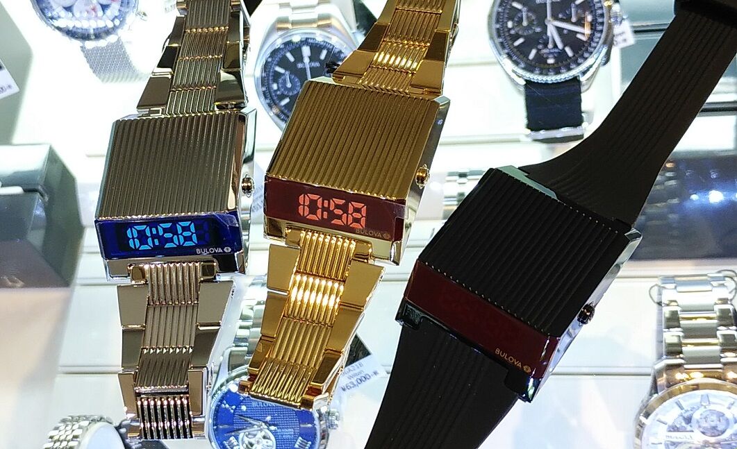 桜の花びら(厚みあり) 美品!BULOVA ブローバ コンピュートロン 腕時計