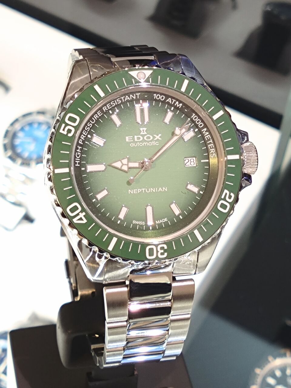 【値下げ中】EDOX NEPTUNIAN 自動巻き腕時計 グリーン ネプチュニアン オートマティック】グリーンでも、こんなに違い