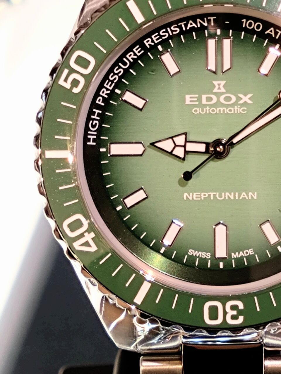 【値下げ中】EDOX NEPTUNIAN 自動巻き腕時計 グリーン ネプチュニアン オートマティック】グリーンでも、こんなに違い