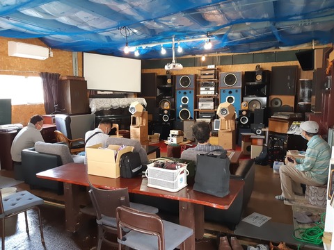 午前中の試聴風景