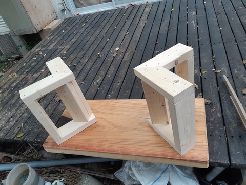 組合わせた脚を取り付けた所