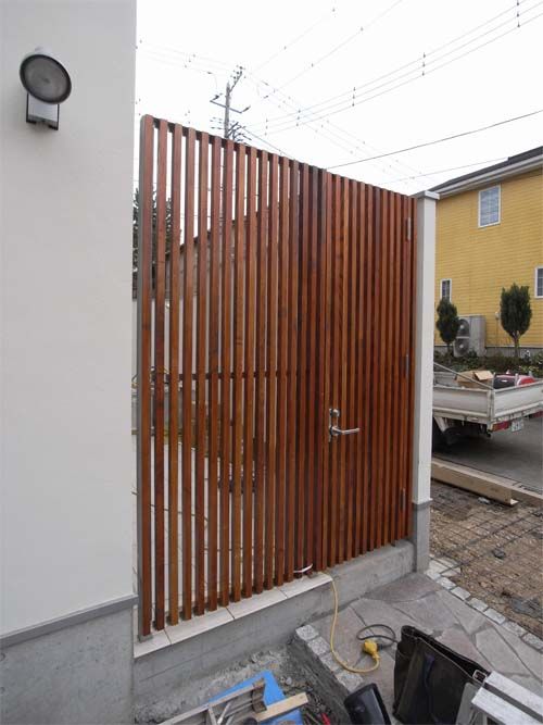 木製縦格子の門扉 Qull Style 自分らしい家 Lab