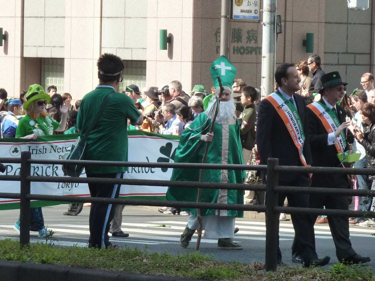 表参道でセント パトリック デーのパレード 南来北往