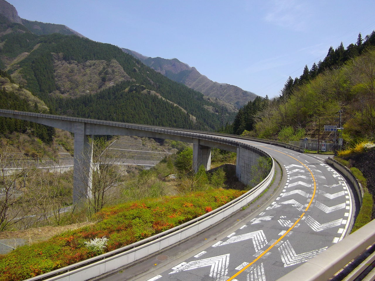 甲斐と秩父を貫く雁坂トンネルと巨大ループ橋 秩父往還 埼玉 山梨 日本絶景道路