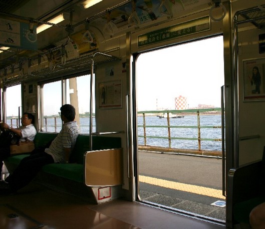 海芝浦車内から