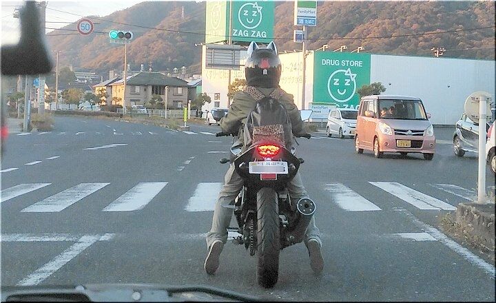 面白いヘルメットのライダーsanが Gonsanの 気まぐれ独り言