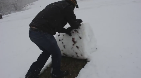 ひたすら雪を転がす