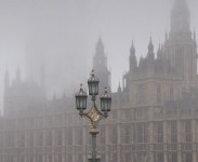 霧のロンドン。霧に覆われた幻想的なロンドンの街の写真