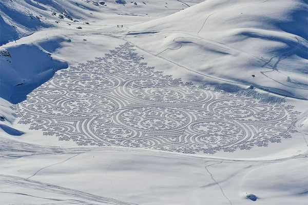 巨大な幾何学模様!真っ白な雪原に壮大な地上絵を描く (1)