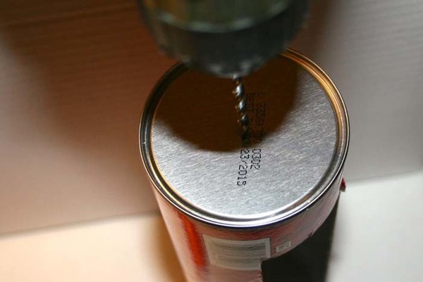 缶の底をドリルで開ける