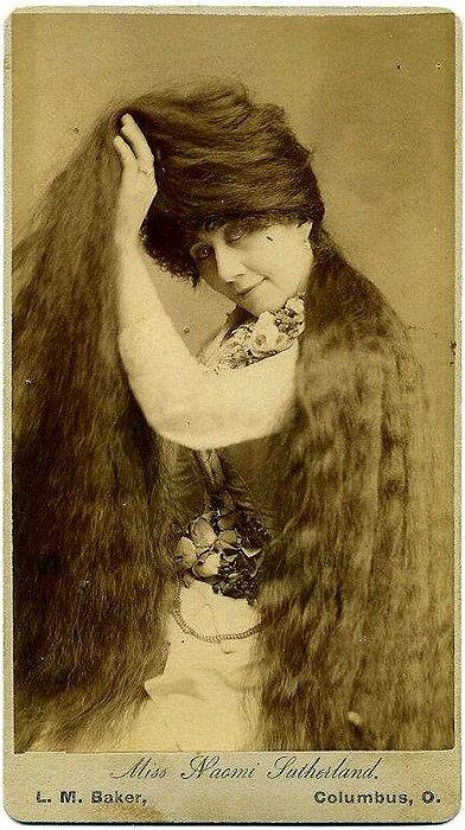 昔のイギリス人は髪の毛が超長い ビクトリア朝の女性の白黒写真 昔のイギリス人は髪の毛が超長い ビクトリア朝の女性の白黒写真