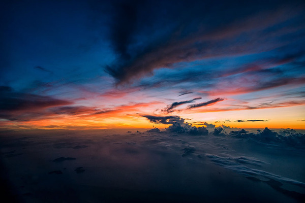 コックピットから撮影された壮大な空の写真 (4)