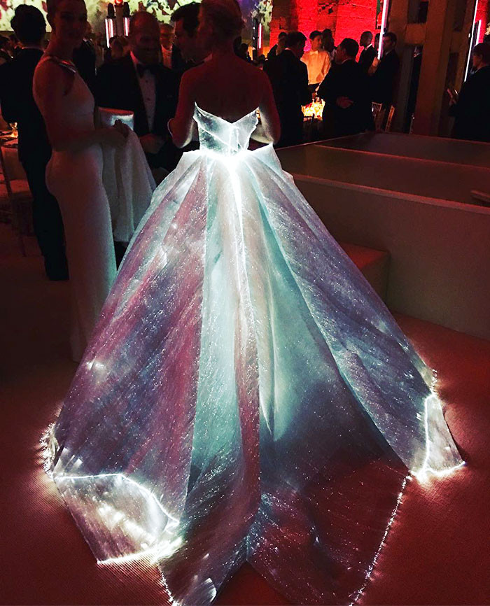 注目度アップ！暗闇で光り輝く光ファイバー製の美しいドレス