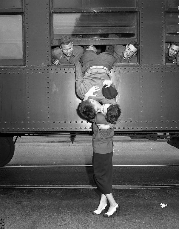 戦時中のラブストーリー 別れを惜しむ恋人たちのキス画像など 戦時中のラブストーリー 別れを惜しむ恋人たちのキス画像など
