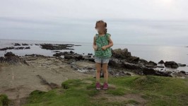 幽霊注意！少女に迫る謎の…？物議を醸す一枚の心霊写真