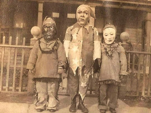 完全にホラゲレベル 昔のハロウィンの仮装写真が怖い 画像枚