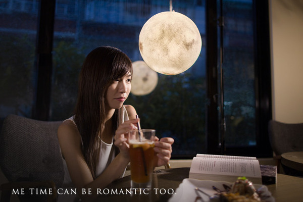 神秘的!月の形をしたお洒落で美しいランプ『Luna』 (4)