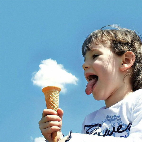 雲を食べる、掴む！ふわふわ白い雲を遠近法で遊ぶおもしろ画像 (15)