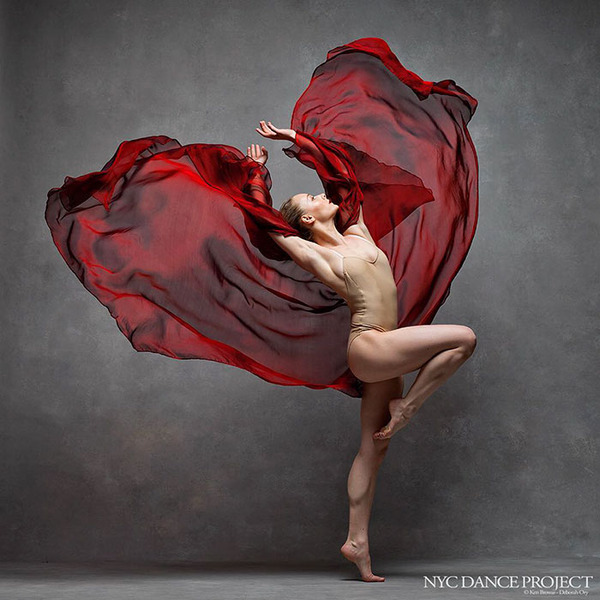 踊りが生み出す芸術。優美なダンサーの写真 (27)