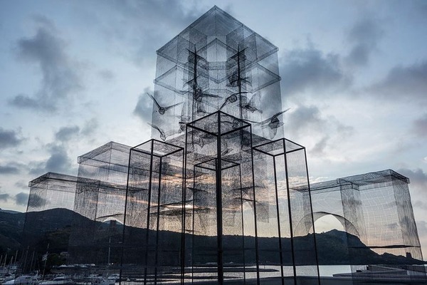 風景が透過する!金網で作られた建造物のような壮大な彫刻 (4)