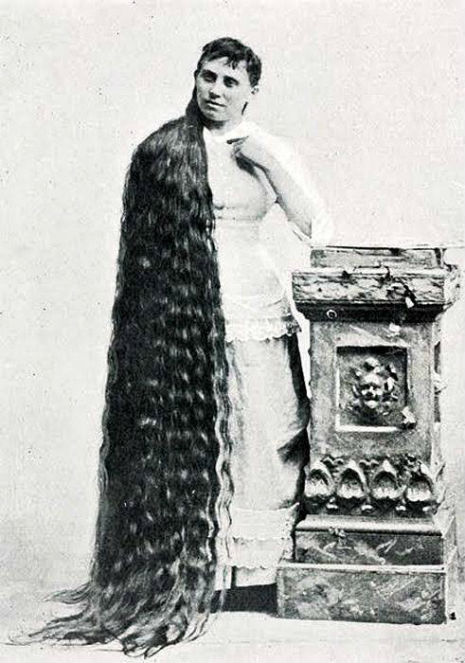 昔のイギリス人は髪の毛が超長い ビクトリア朝の女性の白黒写真 昔のイギリス人は髪の毛が超長い ビクトリア朝の女性の白黒写真