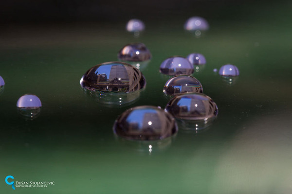 不思議な球体。水滴と水滴の中に映る街の景色 (13)