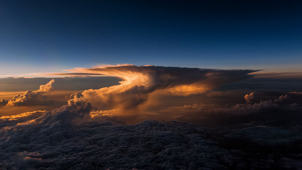 コックピットから撮影された壮大な空の写真 (8)