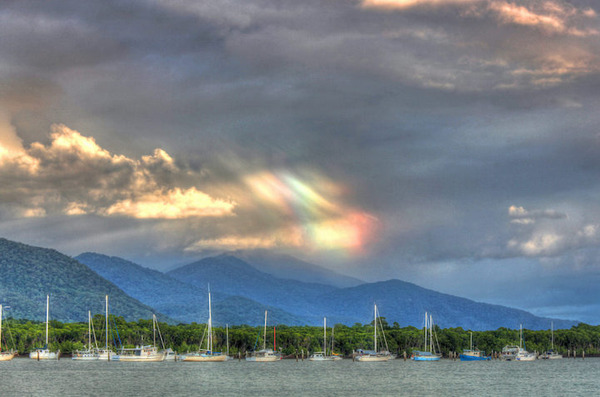 綺麗に空を彩る！珍しい虹色の雲の画像 (12)