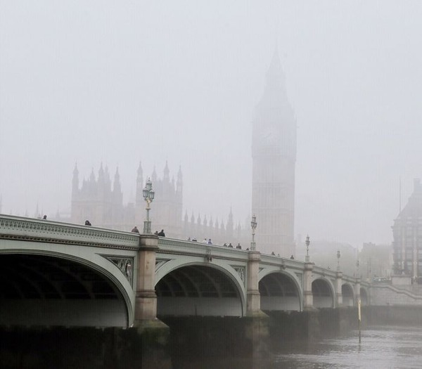 霧のロンドン 霧に覆われた幻想的なロンドンの街の写真 霧のロンドン 霧に覆われた幻想的なロンドンの街の写真