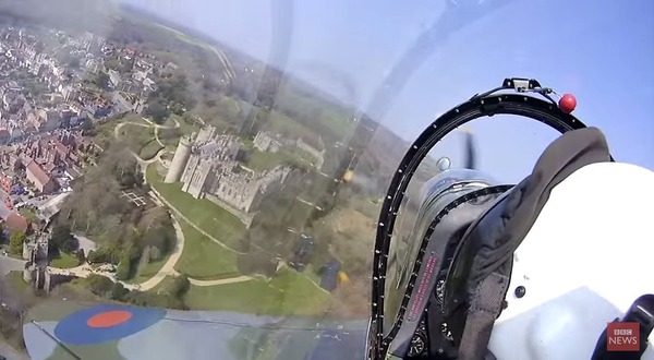 空を駆け抜ける戦闘機！