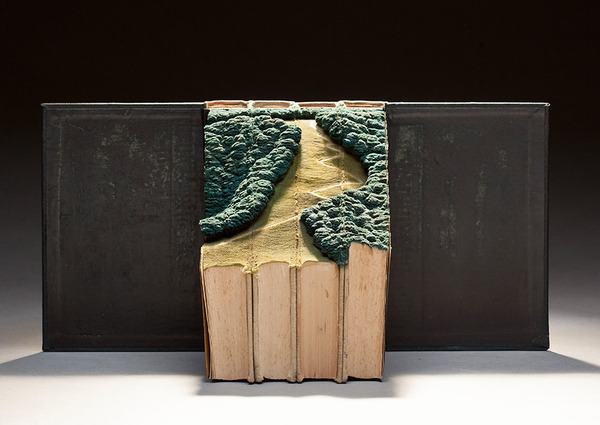 古本を使って制作された野鳥の肖像画と生息地の彫刻 7
