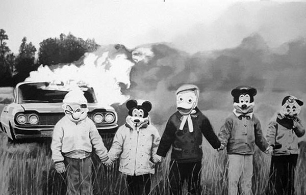 完全にホラゲレベル 昔のハロウィンの仮装写真が怖い 画像枚