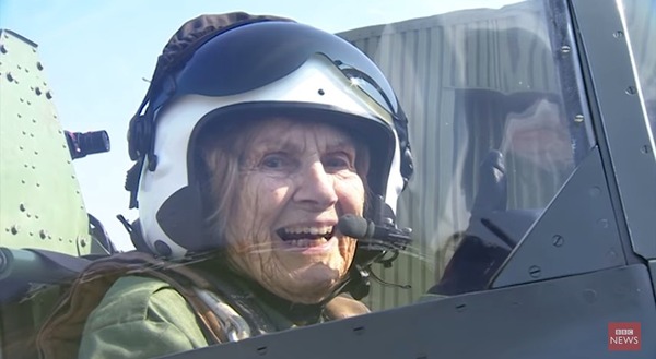 92歳の元女性パイロットが戦闘機に乗る Ww2スピットファイア