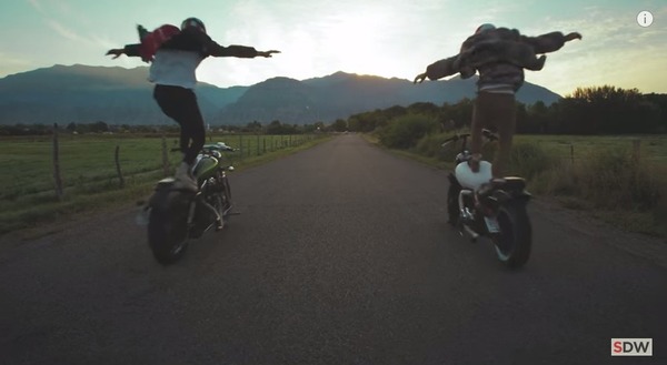 走行中のバイクの上に乗る 3
