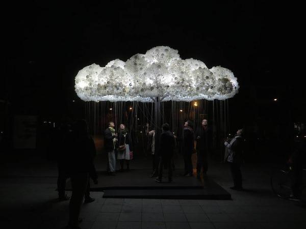明かりを灯せる！6000個のリサイクル電球の巨大な雲のランプ (4)