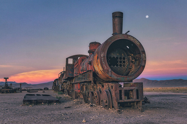 世紀末的な風景。ボリビアで放棄された列車の数々の写真 (5)