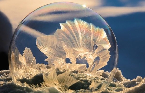 シャボン玉に生まれる美しい雪の結晶