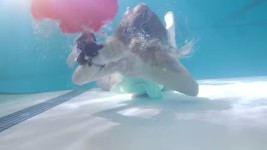 Kingii 溺れた時に浮き袋で浮上できるリストバンド型の救命具