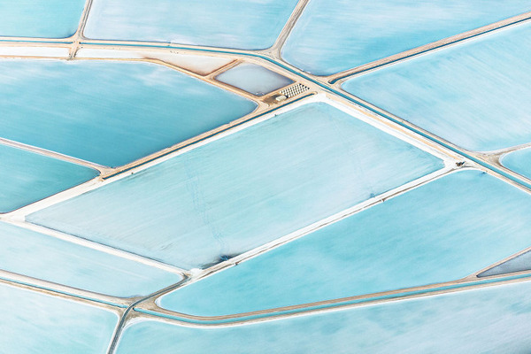 抽象絵画のような青い塩田の写真 blue fields 9
