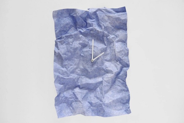 ぐしゃぐしゃできる！絹で作られた珍しい壁掛け時計『NEW TIME』 (1)