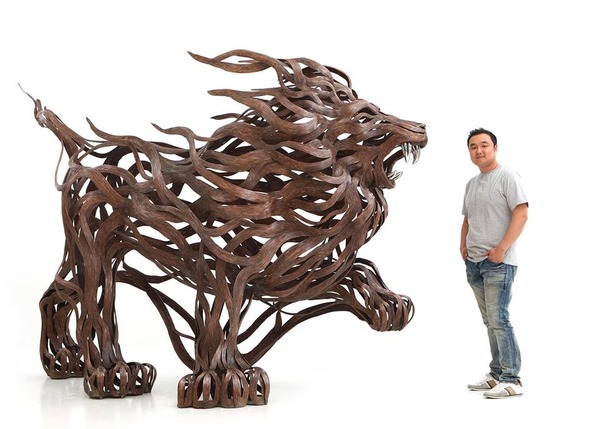 流れるような外観！迫力満天な金属製の動物彫刻 (4)