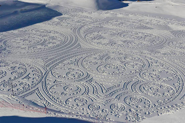 巨大な幾何学模様！真っ白な雪原に壮大な地上絵を描く (2)