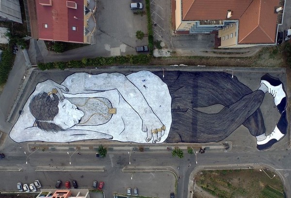 超巨大！地上に描く眠る人間の絵。水平のストリートアート (1)