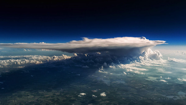 コックピットから撮影された壮大な空の写真 (13)