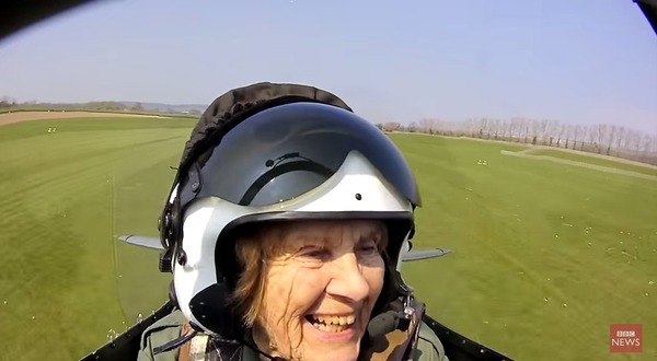 着陸、笑顔を見せるジョイ